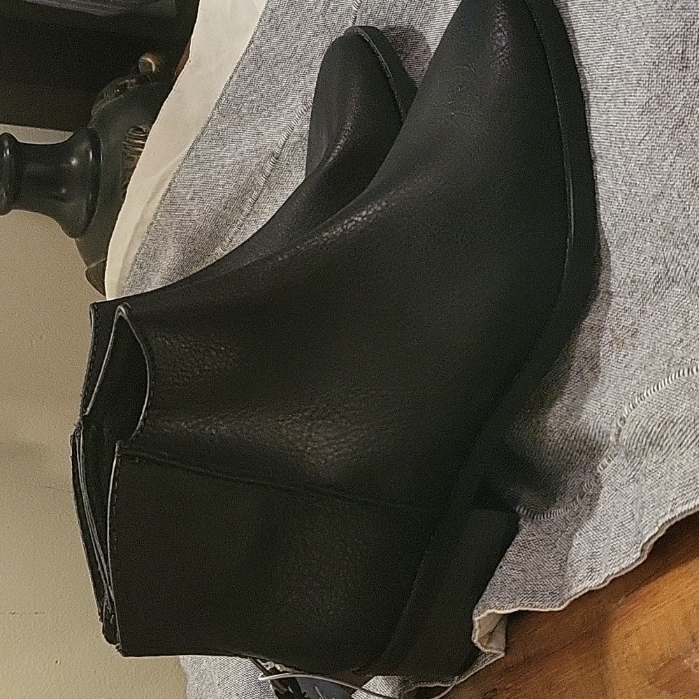 Black boots - Picture 2 of 4